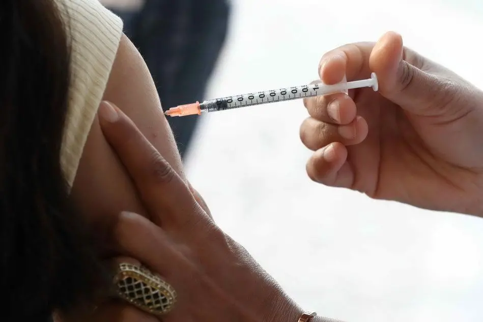Una vaccinazione (Ansa - Messara)