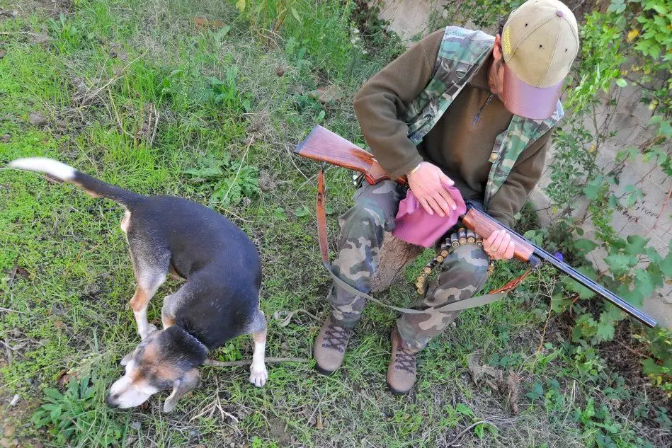 Un cacciatore con il suo cane