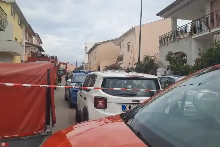 Vigili del fuoco e polizia in azione a Olbia (frame da video)