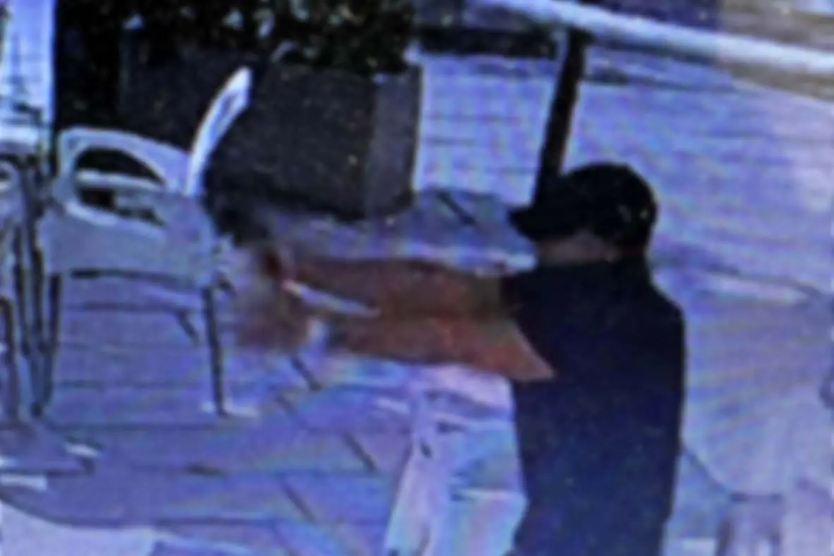 Il killer di Beniamino Marongiu ripreso da una telecamera. Si ritiene che l'uomo sia Sandro Arzu arrstato a Cagliari il 26 maggio 2025