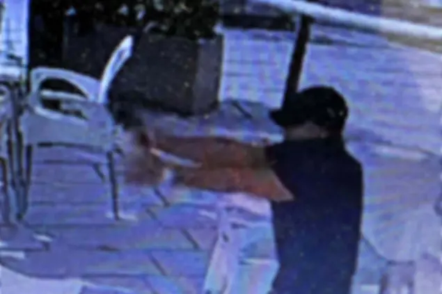 Il killer di Beniamino Marongiu ripreso da una telecamera. Si ritiene che l'uomo sia Sandro Arzu arrstato a Cagliari il 26 maggio 2025