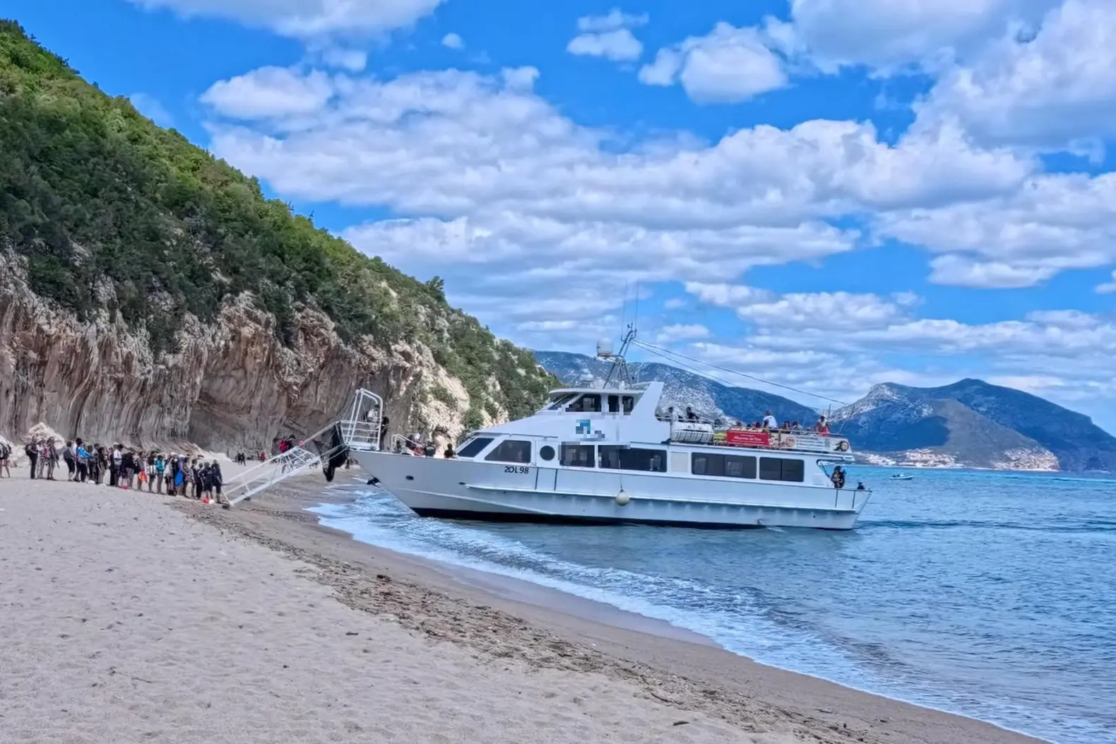 Barcone attracca sulla spiaggia di Cala Luna. Foto dalla pagina Facebook "Viaggio in Sardegna"