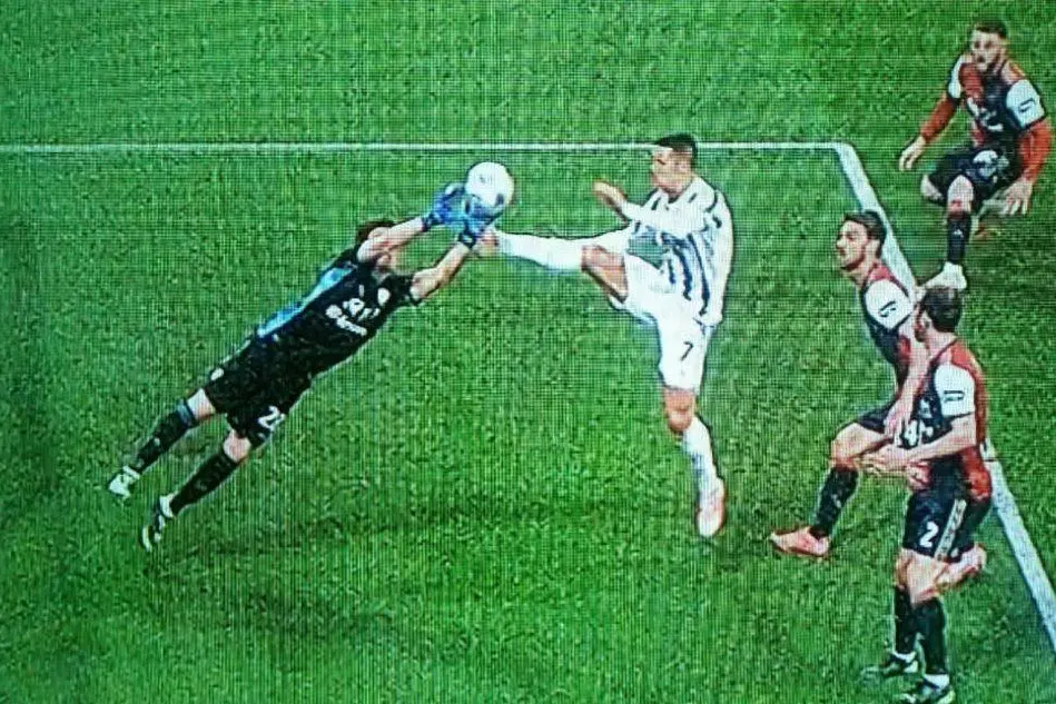Il fallo di CR7 su Cragno (foto Twitter Paolo Ziliani)