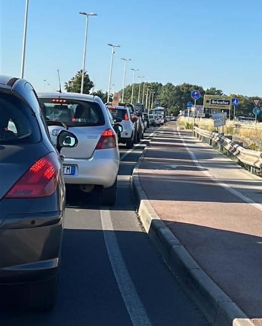 Automobilisti bloccati in coda per il cantiere della nuova rotatoria