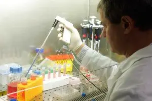 Un ricercatore in laboratorio