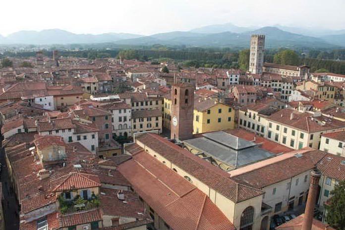 Raggira una prof e si fa consegnare 30mila euro: 41enne sarda nei guai a Lucca