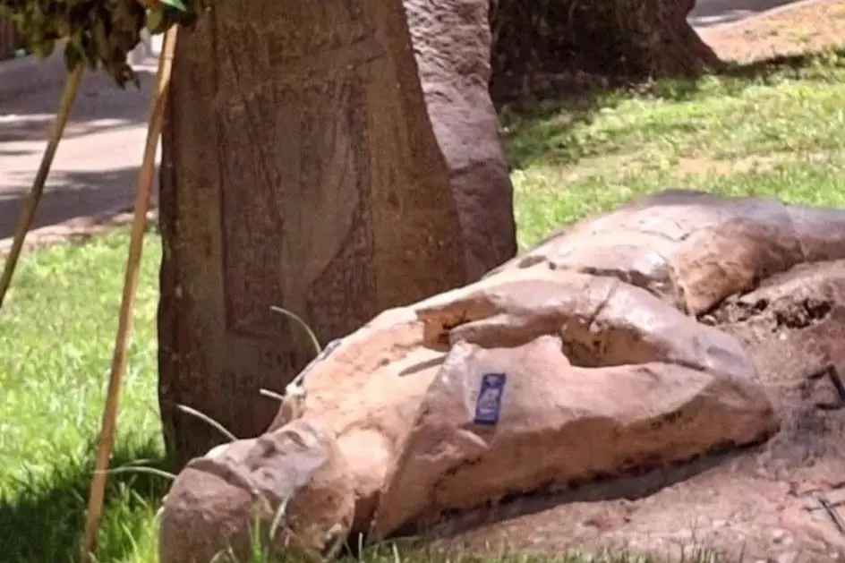 La statua sfregiata