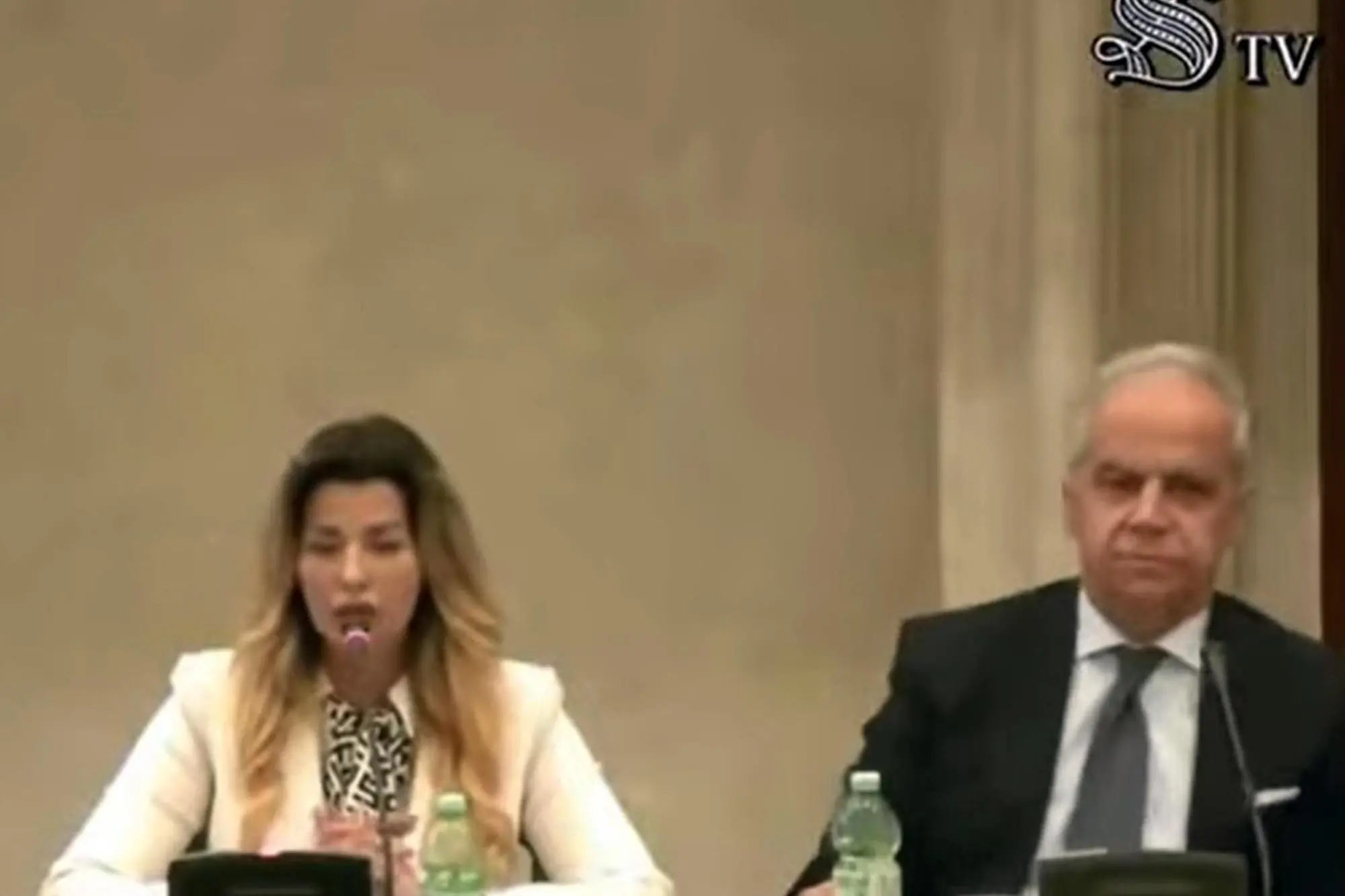 参议院电视台的剧照显示，记者兼作家克劳迪娅·孔戴 (Claudia Conte) 和内政部长马泰奥·皮安多西 (Matteo Piantedosi) 在一次会议上。 （SENATO 电视台，安莎社）