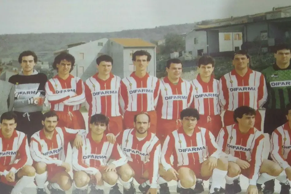 Lucio Diana in alto a sinistra, in una vecchia foto del Bonorva calcio stagione 1987/88 (foto Bonorva Calcio)