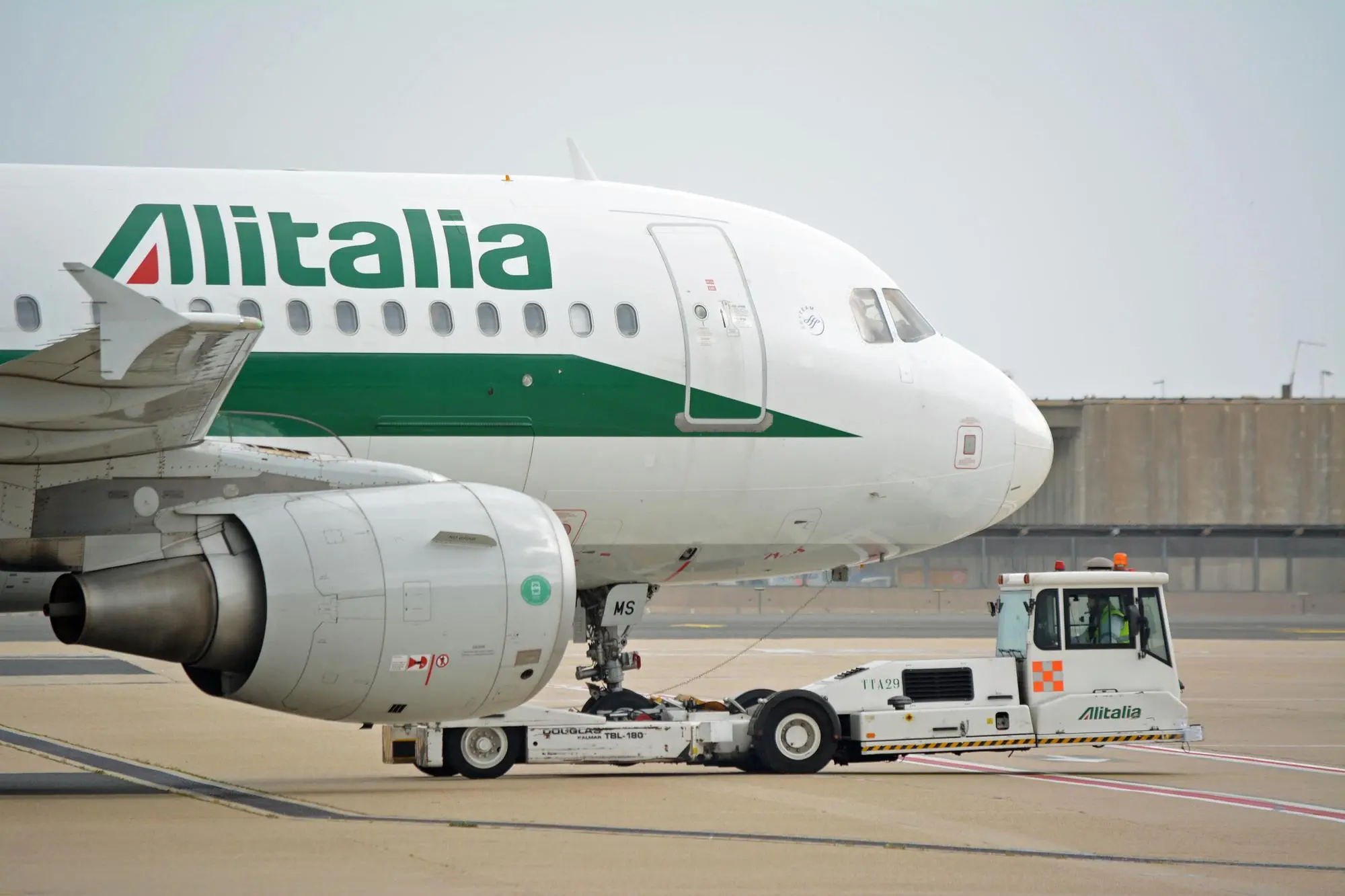 Un aereo di Alitalia in fase di decollo dall'aeroporto di Fiumicino, 4 Marzo 2021. ANSA/TELENEWS