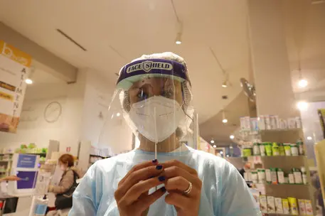 una farmacista con un tampone , Brescia ottobre 11 2021. Ansa Filippo Venezia