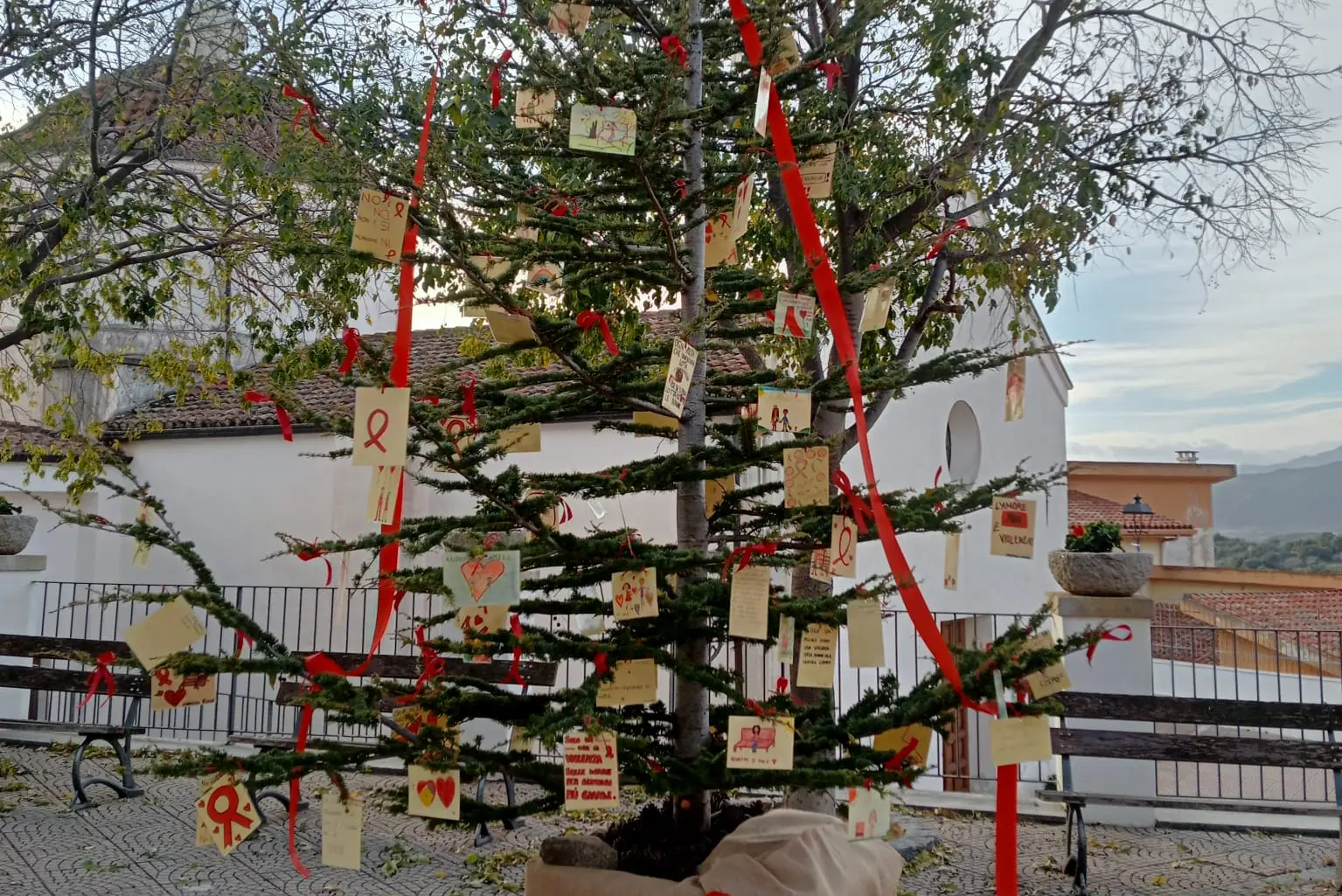 L'albero di Natale in piazza a Triei (foto Secci)