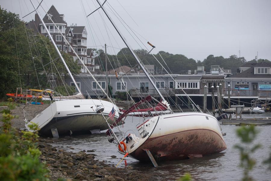 Barche rovesciate dopo il passaggio della tempesta a Rhode Island (foto Ansa/Epa)