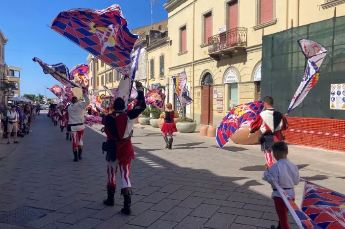 Sbandieratori a Porto Torres (foto Pala)