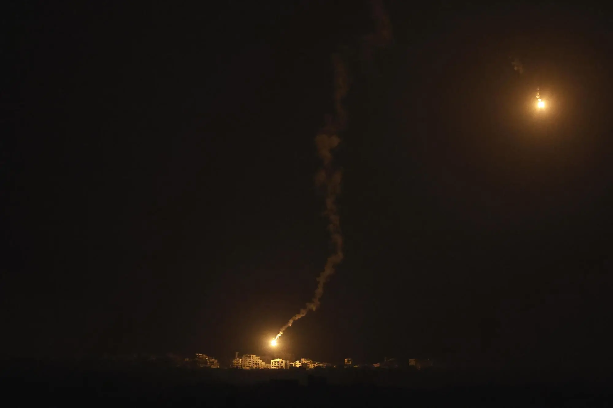 Razzi dell'esercito israeliano (Ansa)