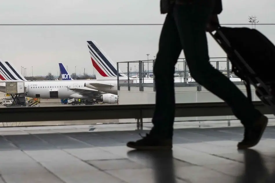 Un passeggero dell'aeroporto Charles De Gaulle di Parigi (Ansa)