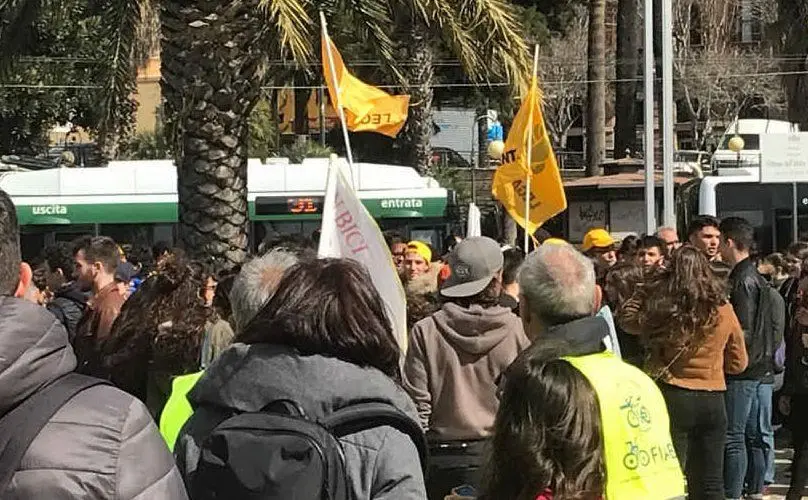 A Cagliari sventolano bandiere di ogni colore (foto Maurizio Ciotola)