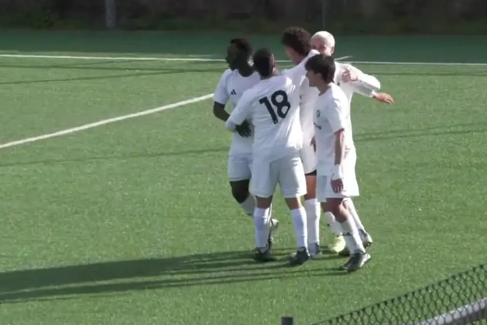 L’Arzachena festeggia il gol di Zelayeta contro l’Usinese (foto Ilenia Giagnoni)