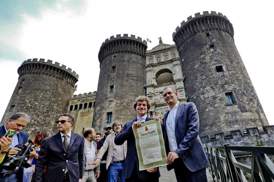 Diventa cittadino onorario di Napoli, qui con il sindaco De Magistris