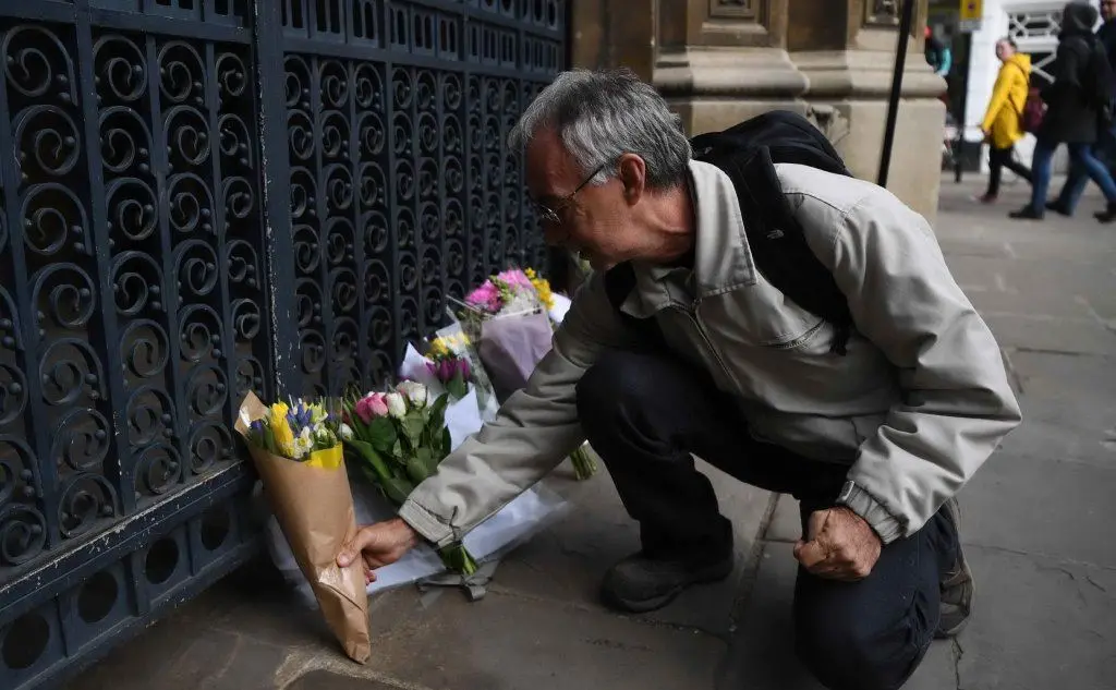 Un fiore davanti al college in cui insegnava