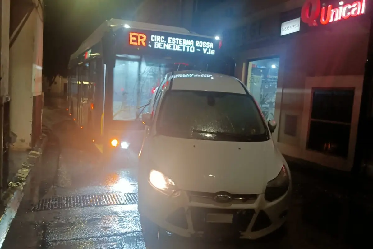 L'auto finita contro un pullman del Ctm a Pirri