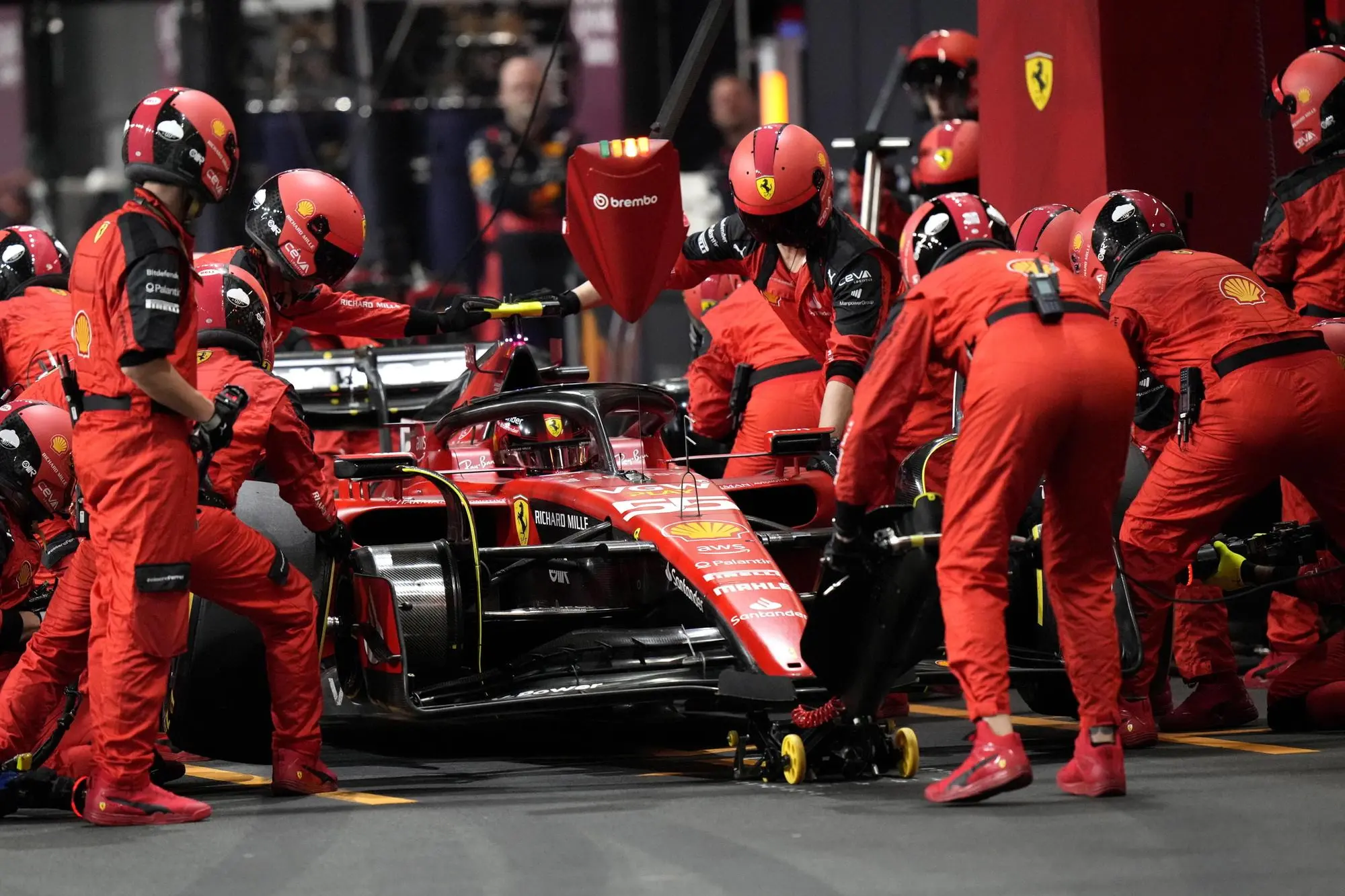Il pilota spagnolo della Ferrari Carlos Sainz, in una sosta ai box (Ansa)