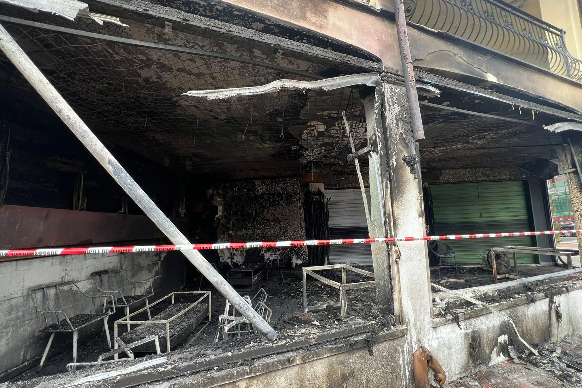 I locale distrutto dal fuoco a La Caletta (Ungredda)