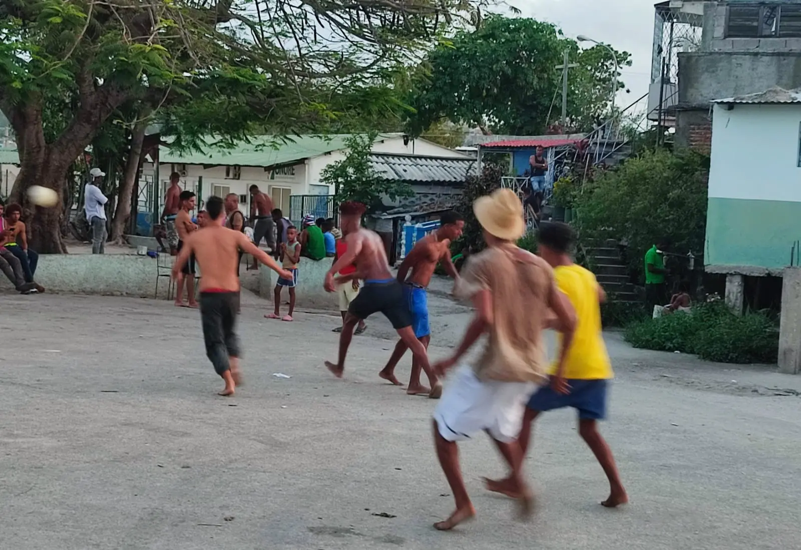 Ragazzini che giocano a pallone al barrio Asuncion di Santiago (foto Tellini)