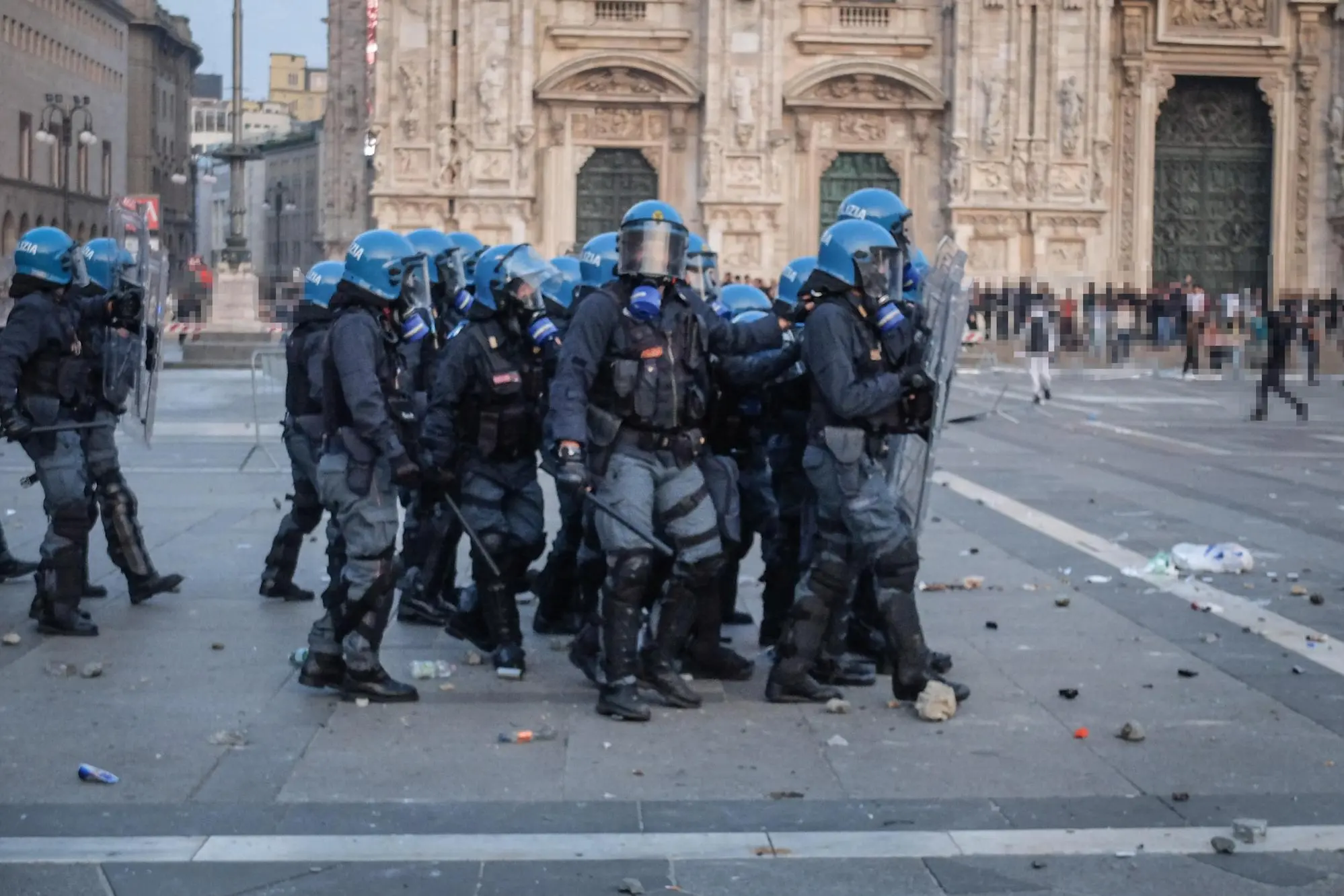 Scontri in piazza del Duomo durante la manifestazione 'Italia in piazza' del 17 Ottobre 2026 a Milano. ANSA/MATTEO CORNER