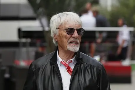 epa07874018 Former Formula One boss Bernie Ecclestone arrives at the in the pit lane during first practice session at the Formula One Grand Prix of Russia at the Sochi Autodrom circuit, in Sochi, Russia, 27 September 2019. The Formula One Grand Prix of Re on 29 Septemussia will take placber 2019. EPA/YURI KOCHETKOV