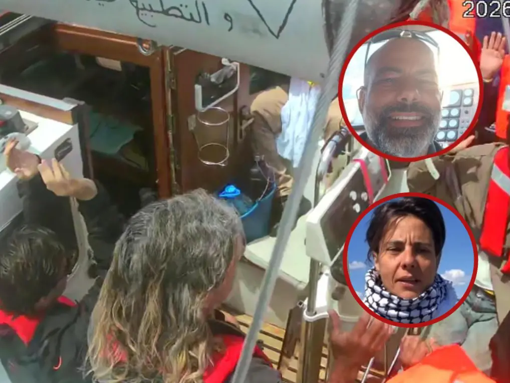 Sullo sfondo un'imbarcazione della Flotilla fermata. A destra Gianfranco Frongia e Ilaria Mancosu