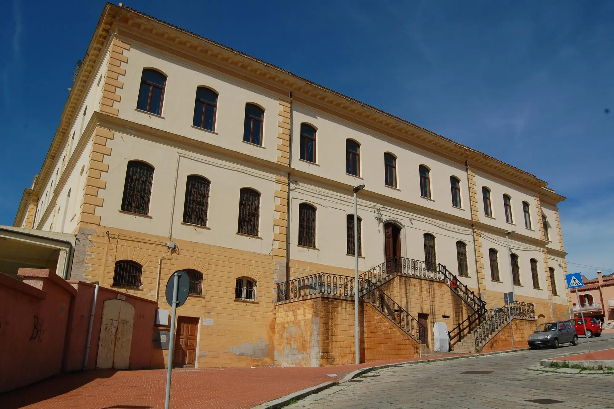 Il palazzo scolastico di via Ariosto (foto Ronchi)