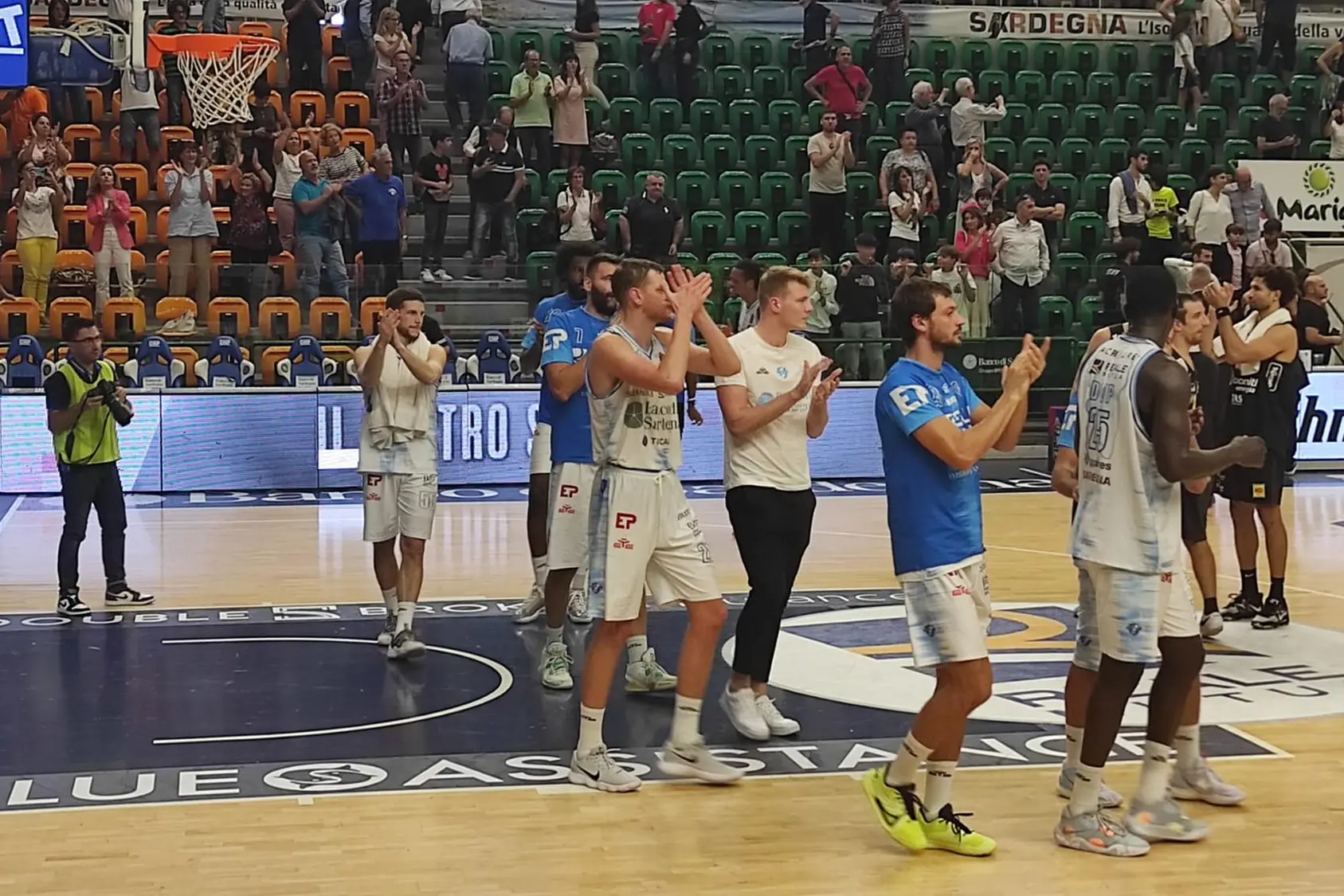 Il saluto della Dinamo al pubblico dopo la vittoria su Trento (foto L'Unione Sarda - Marras)