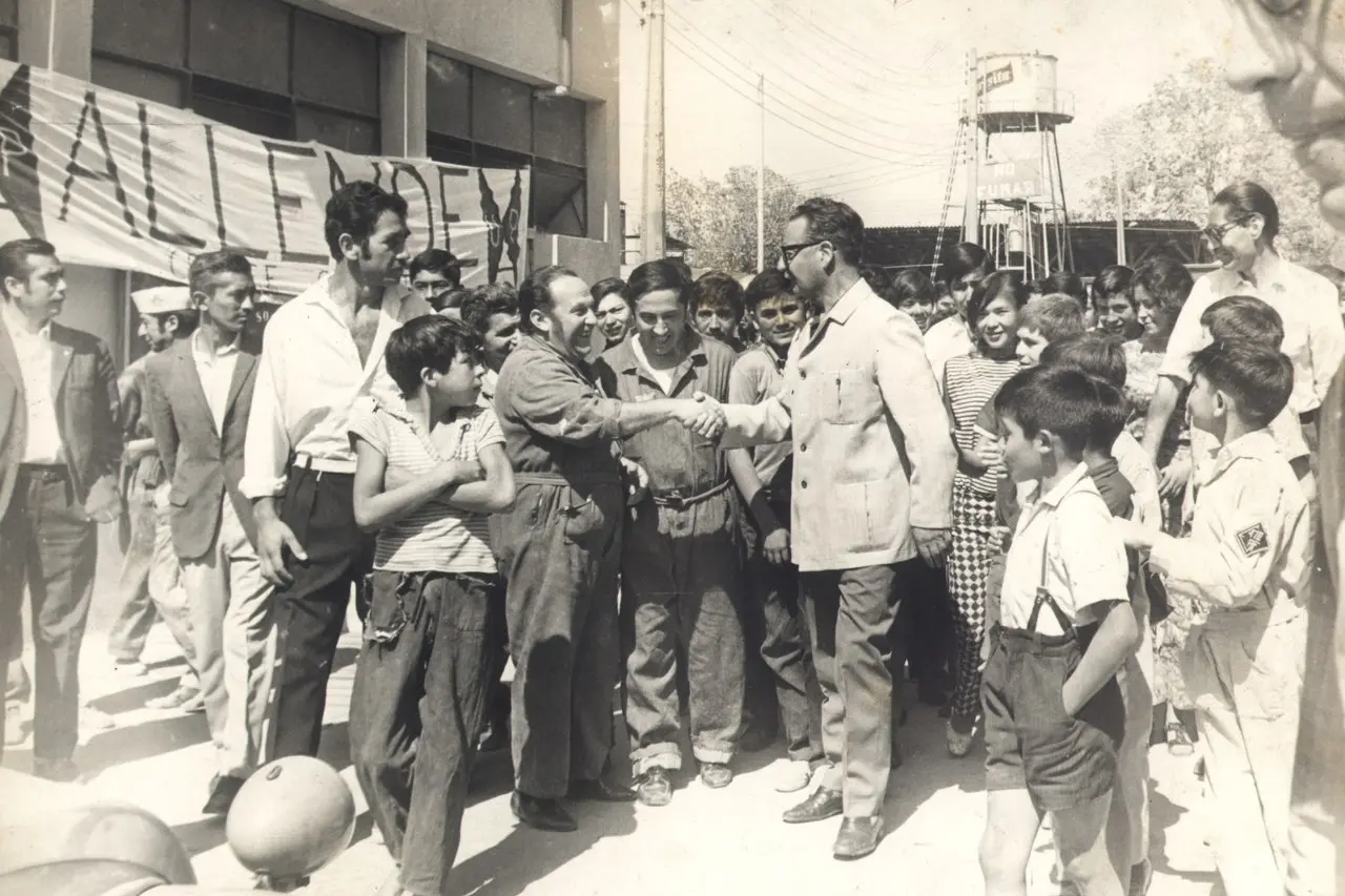 Allende tra la popolazione nel 1972