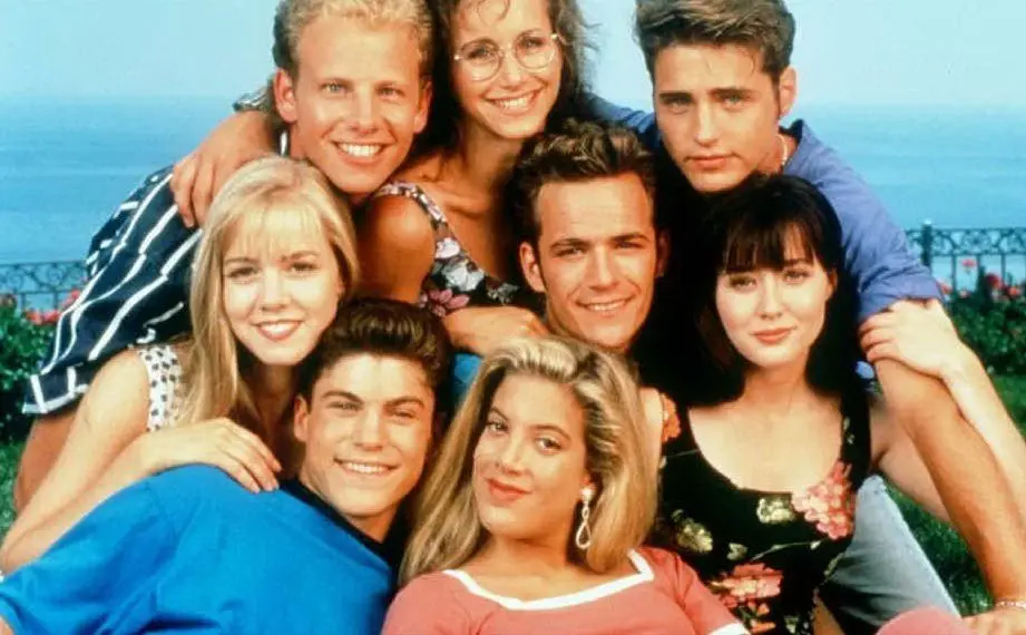 Green, in basso a sinistra, con gli altri attori del cast di Beverly Hills 90210 (foto da frame video)
