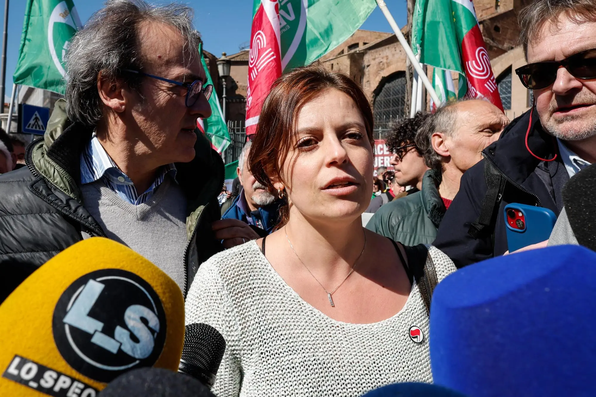 Il controllo a Ilaria Salis: «Un'ora di domande sulla manifestazione, poi nessun verbale» Angelo Bonelli and Ilaria Salis attend a No Kings protest against war, authoritarianism, genocide and no to repression, in Rome, Italy, 28 March 2026. ANSA/GIUSEPPE LAMI