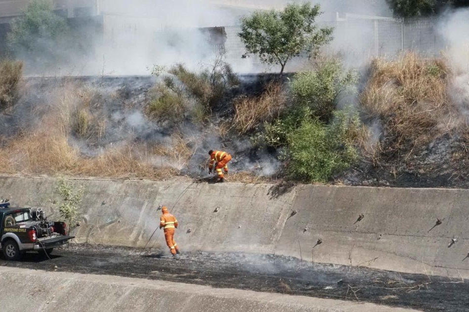 Un incendio a Sestu (foto del nostro lettore Fabio Altea)