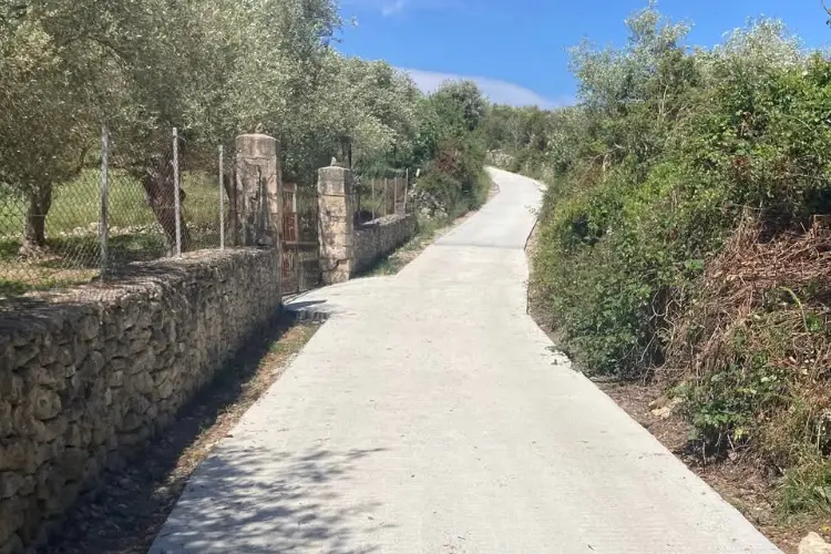 Lavori sulla strada rurale di Uri (foto concessa)