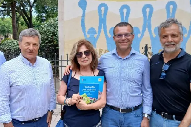 Il sindaco e gli assessori con la Anna Bischi (foto concessa)