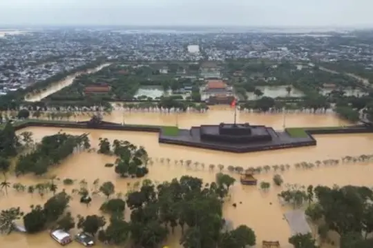 Vietnam, l'antica capitale imperiale Hue è allagata