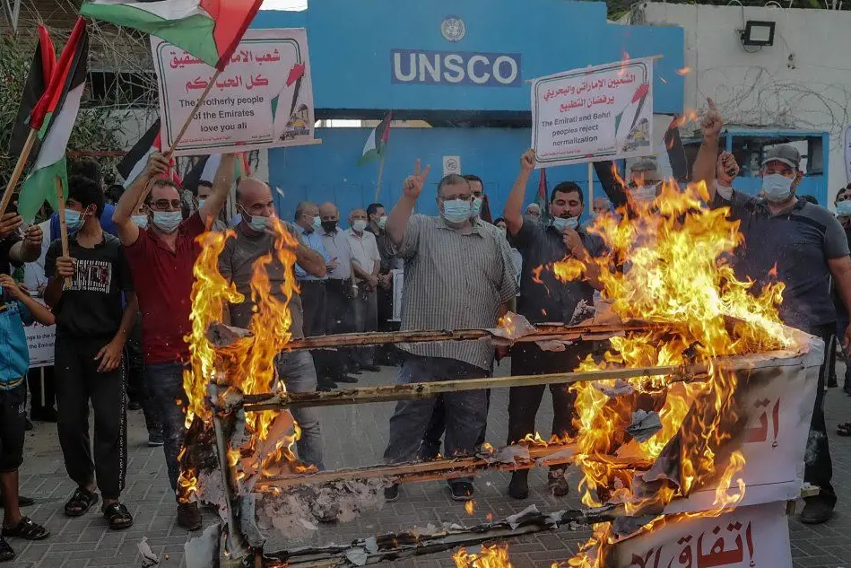 proteste palestinesi alla firma dell'accordo fra Israele, Emirati arabi e Bahrein (foto Ansa/Epa)