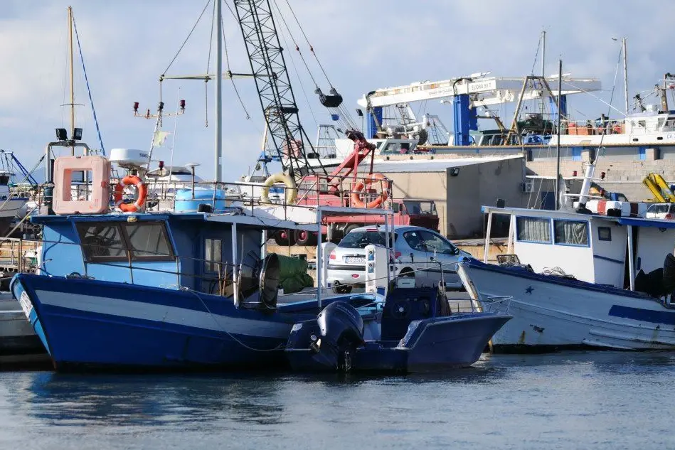 Barche ferme in porto (foto Andrea Piras)
