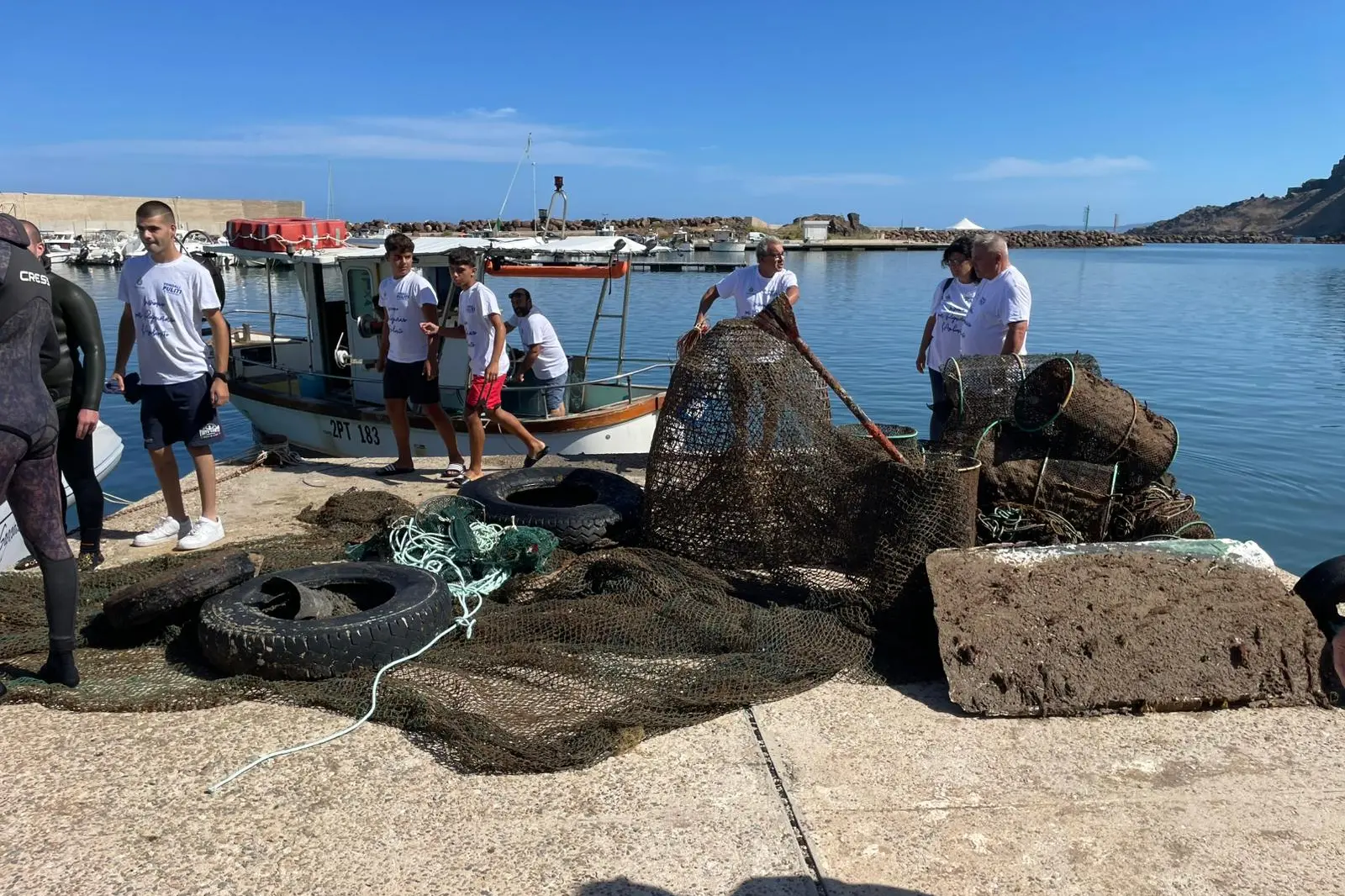 La raccolta dei rifiuti in mare a Castelsardo (foto Pala)