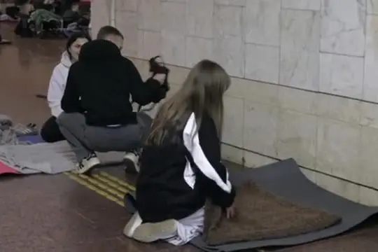 Kiev, notti nel metrò per sfuggire ai raid: "Tutta la città ha paura"