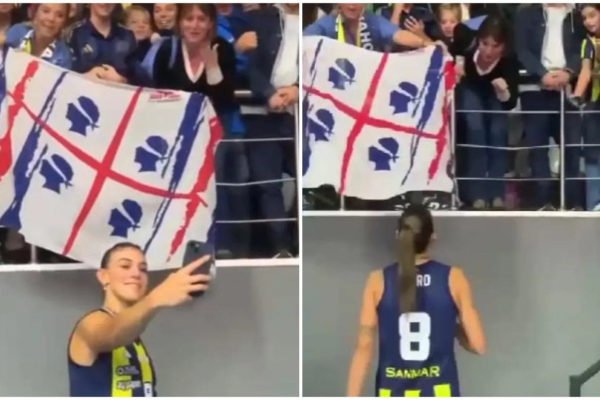 Alessia Orro si fa un selfie con il fanclub sardo (frame da video Instagram)