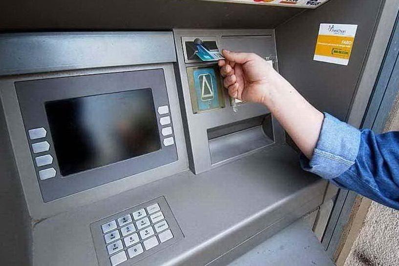Ruba il bancomat all'ex fidanzato e preleva 500 euro: 50enne denunciata