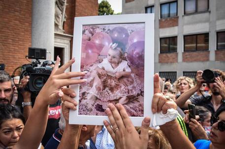 Cittadini partecipano al funerale della piccola Diana Pifferi nella chiesa dei santi Pietro e Paolo a San Giuliano Milanese, 29 Luglio 2022.ANSA/MATTEO CORNER