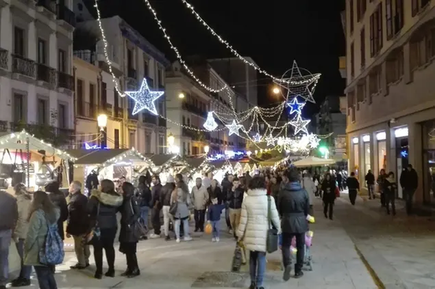 Mercatini in corso Vittorio Emanuele a Cagliari, nell'ultima edizione pre-Covid (foto Ansa)