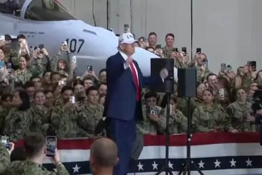 Giappone, Trump balla Y.M.C.A. dopo il discorso ai marinai Usa