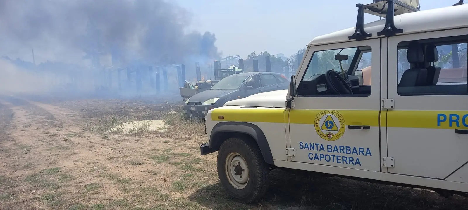 Le fiamme a Capoterra (foto Protezione civile Santa Barbara)